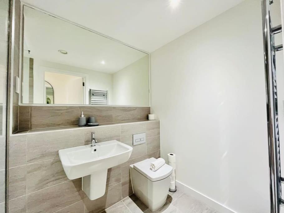 Modern One Bedroom Apartment Near Old Trafford Stadium Manchester Exterior photo